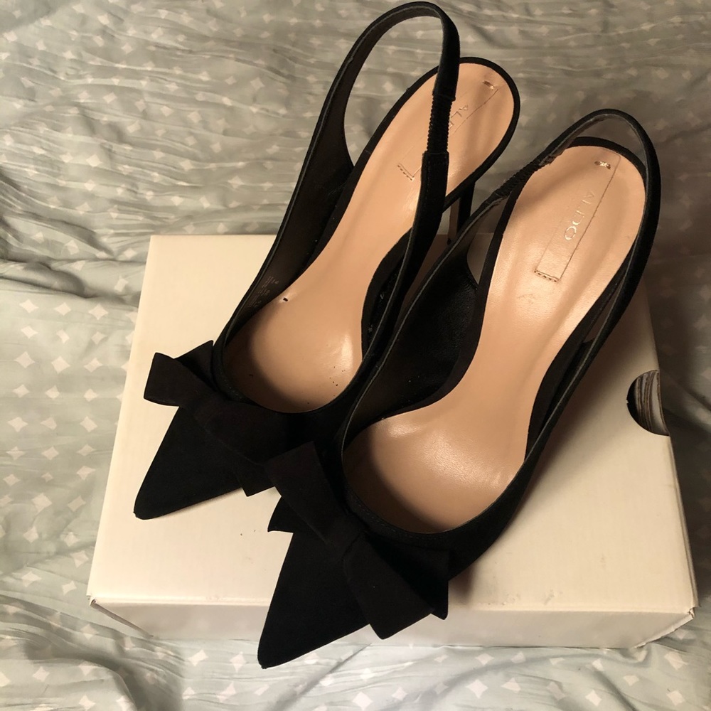 Bow tie slingback pump